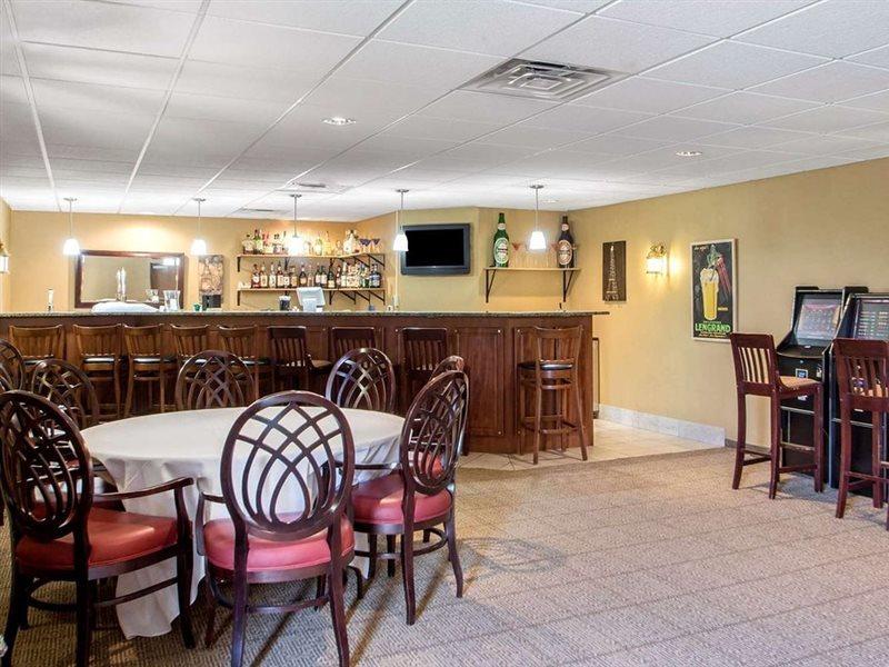 Comfort Suites Johnson Creek Conference Center Extérieur photo