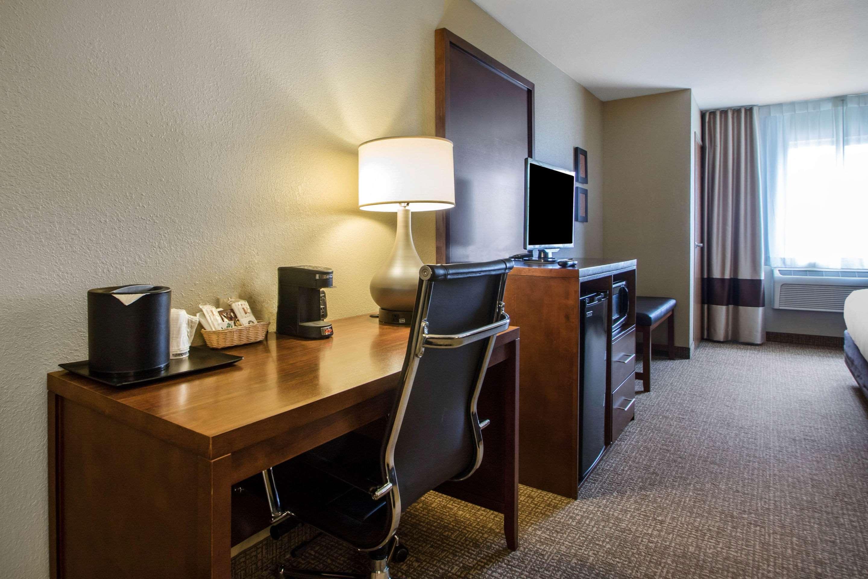 Comfort Suites Johnson Creek Conference Center Extérieur photo