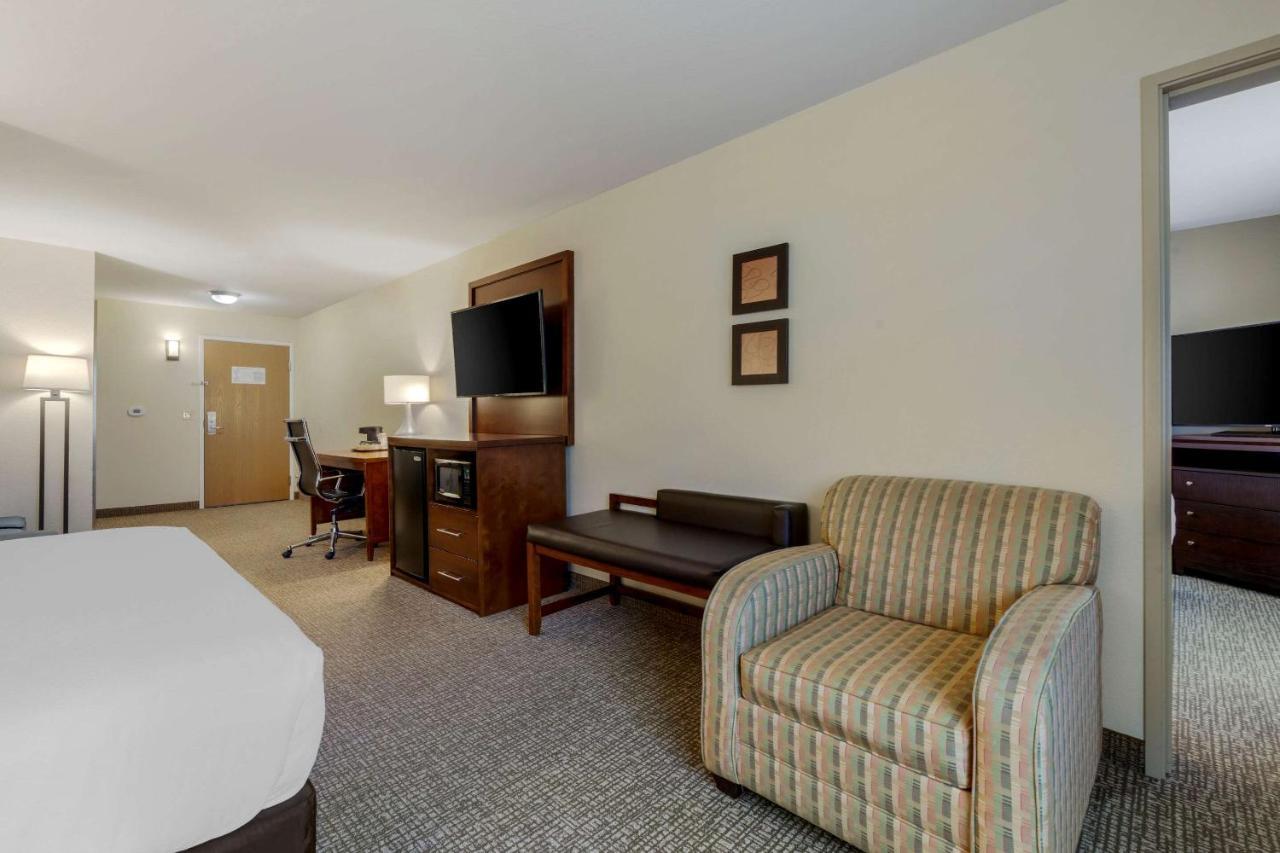 Comfort Suites Johnson Creek Conference Center Extérieur photo