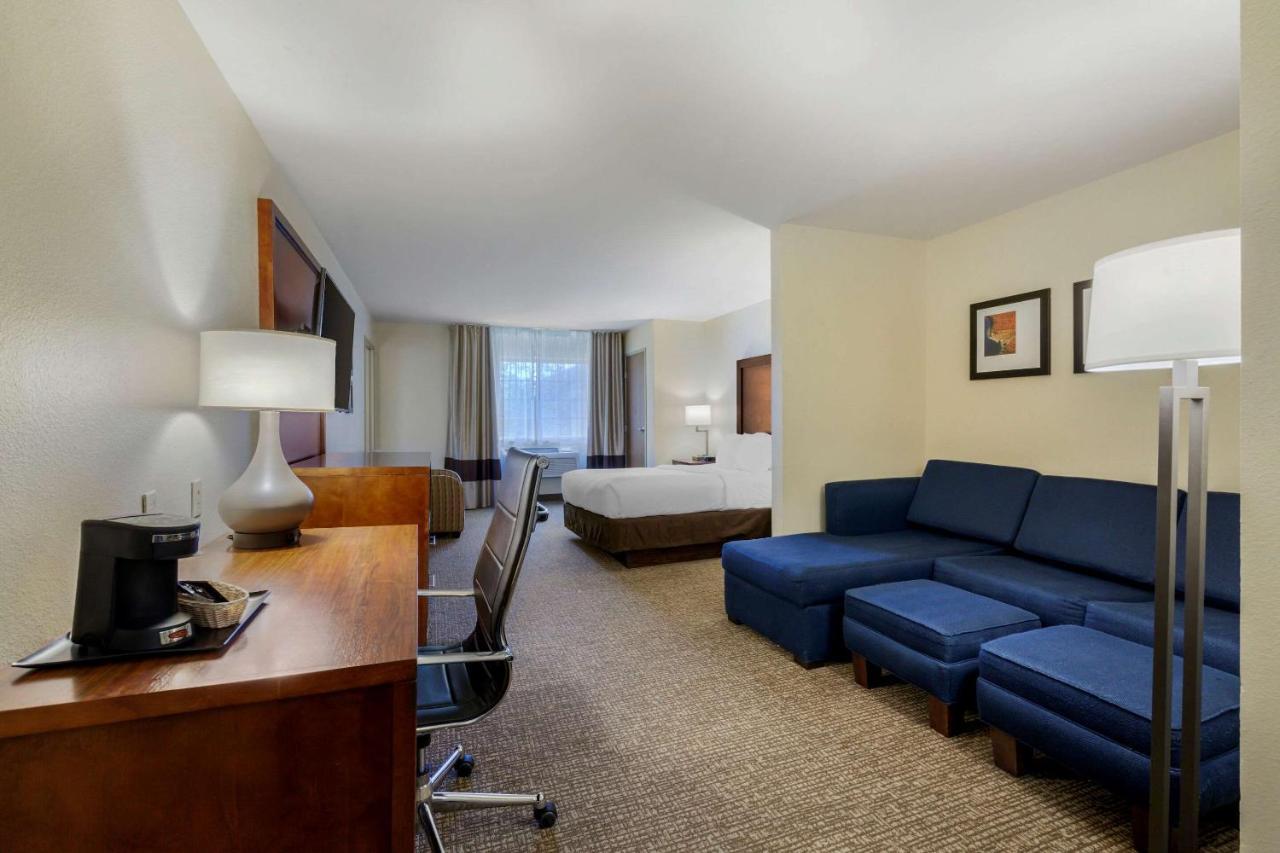 Comfort Suites Johnson Creek Conference Center Extérieur photo
