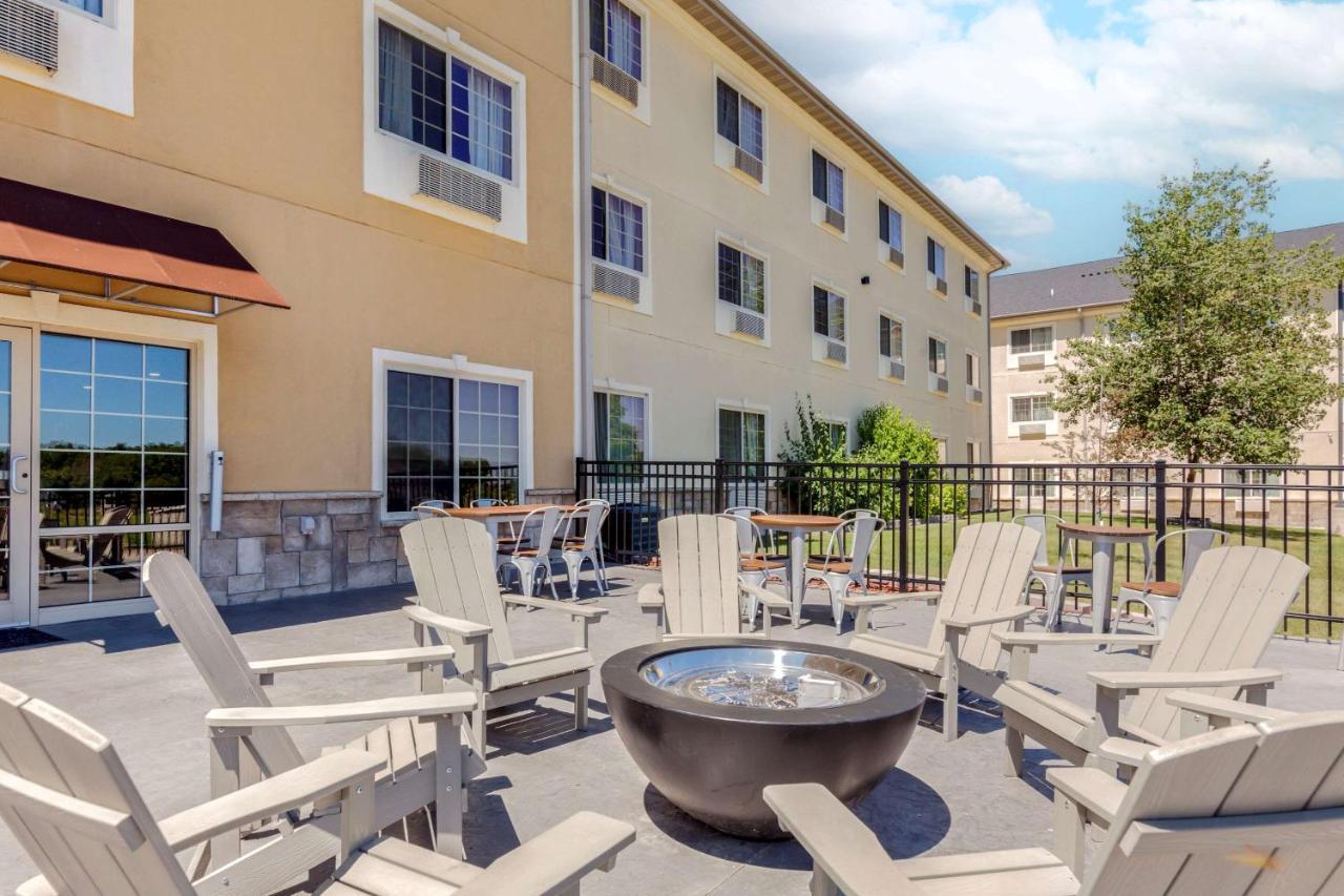 Comfort Suites Johnson Creek Conference Center Extérieur photo