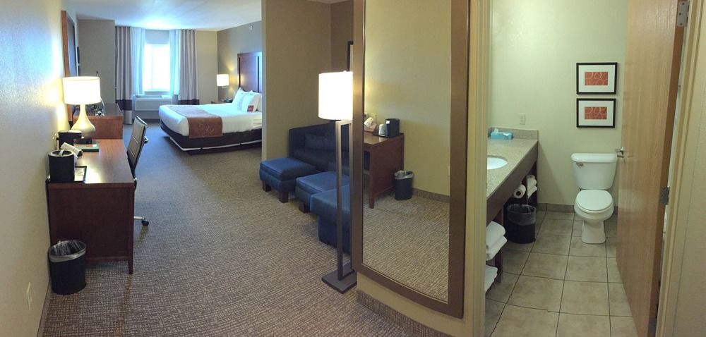 Comfort Suites Johnson Creek Conference Center Extérieur photo