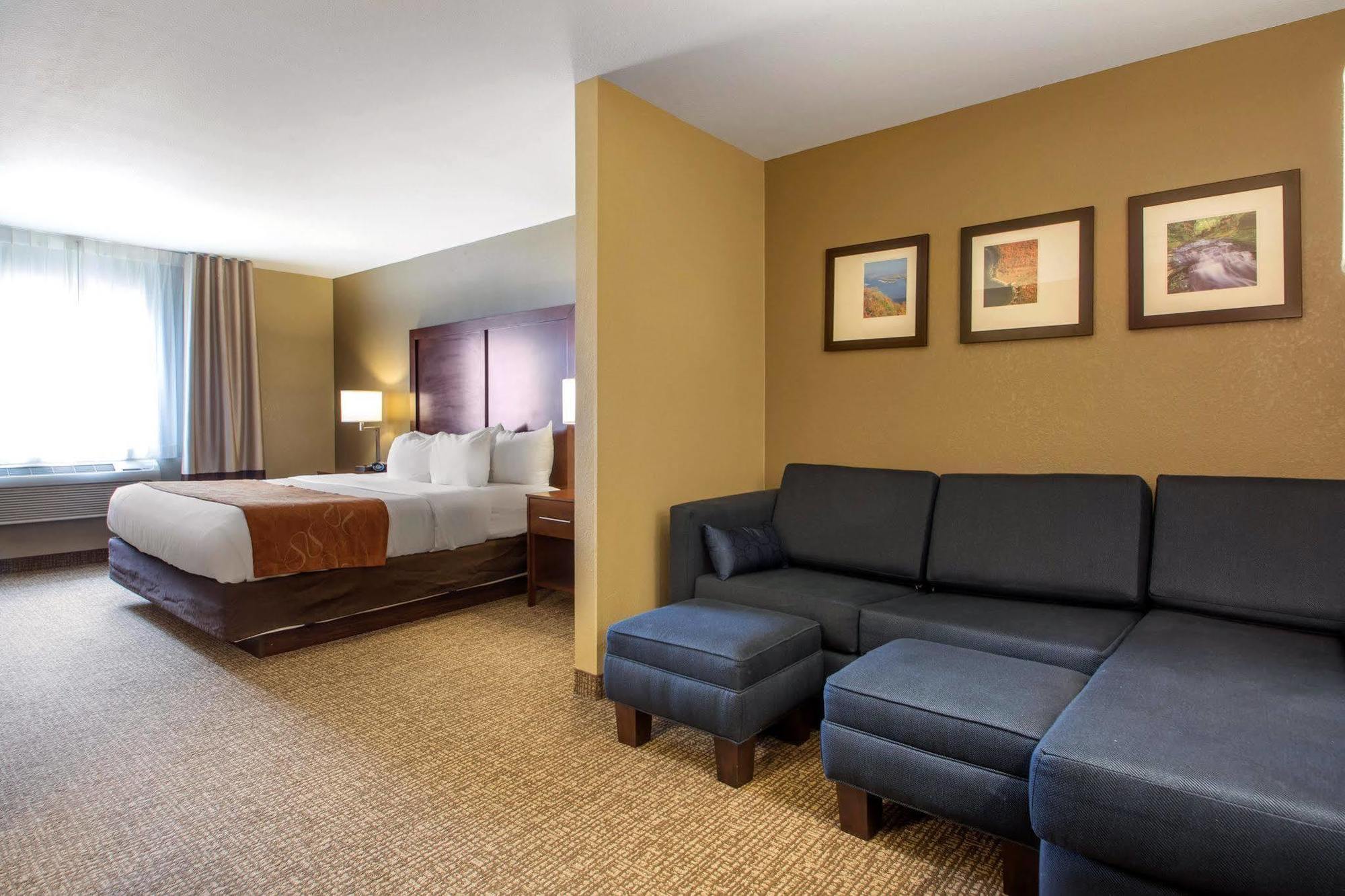 Comfort Suites Johnson Creek Conference Center Extérieur photo